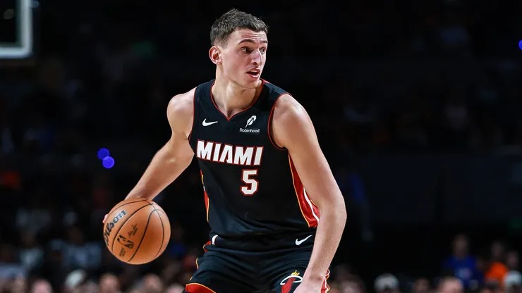 Nikola Jovic dribbling in a Miami Heat uniform